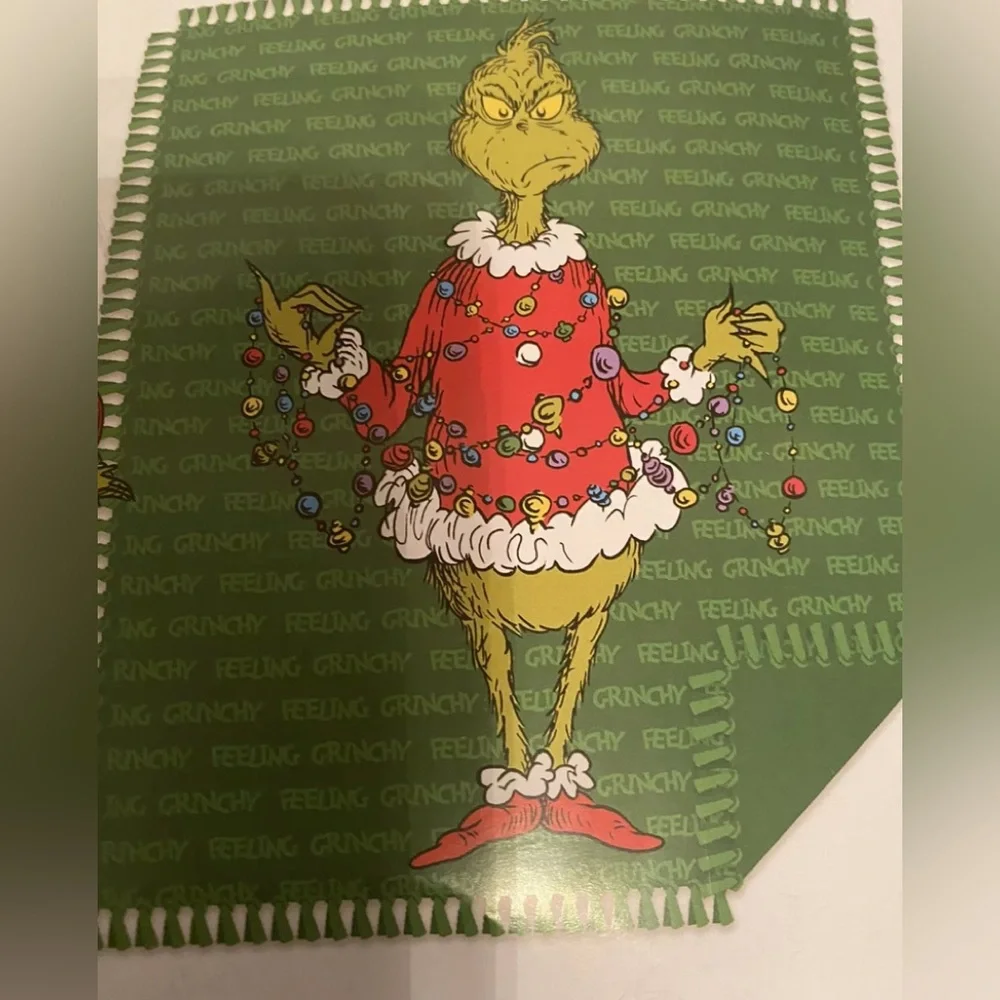 Grinch No Sew Blanket. NWT